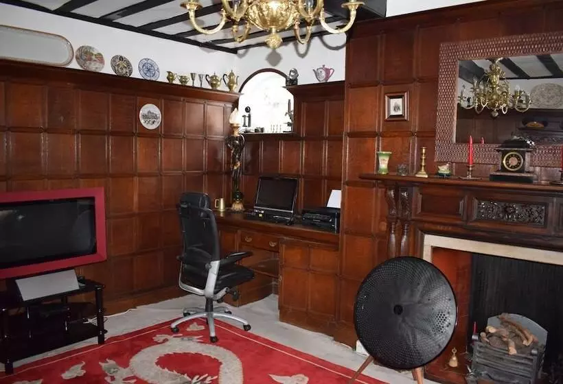 پانسیون Harmondsworth Hall