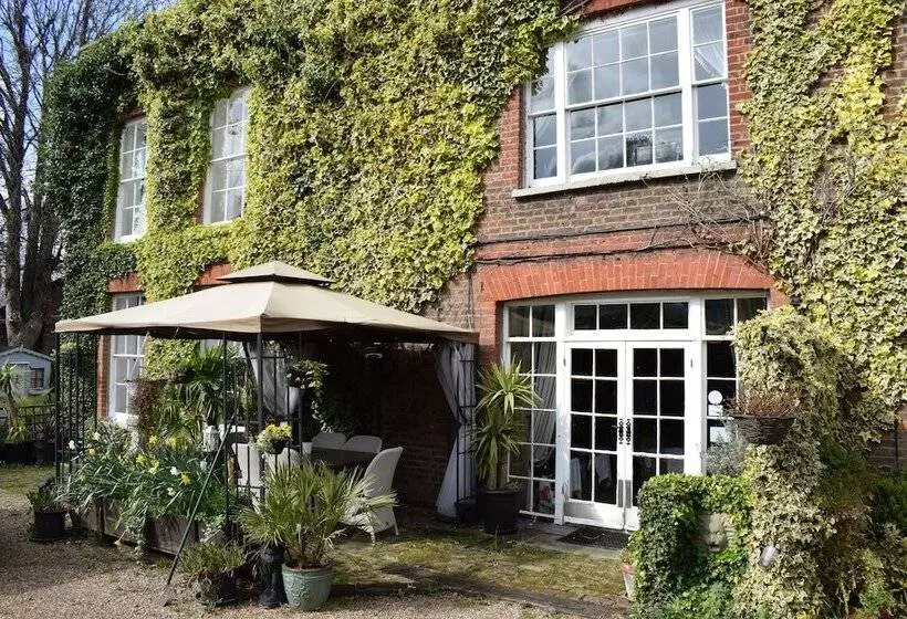 پانسیون Harmondsworth Hall