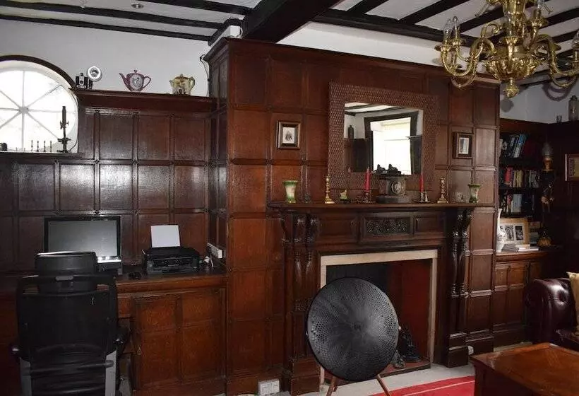 پانسیون Harmondsworth Hall