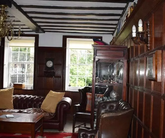 پانسیون Harmondsworth Hall