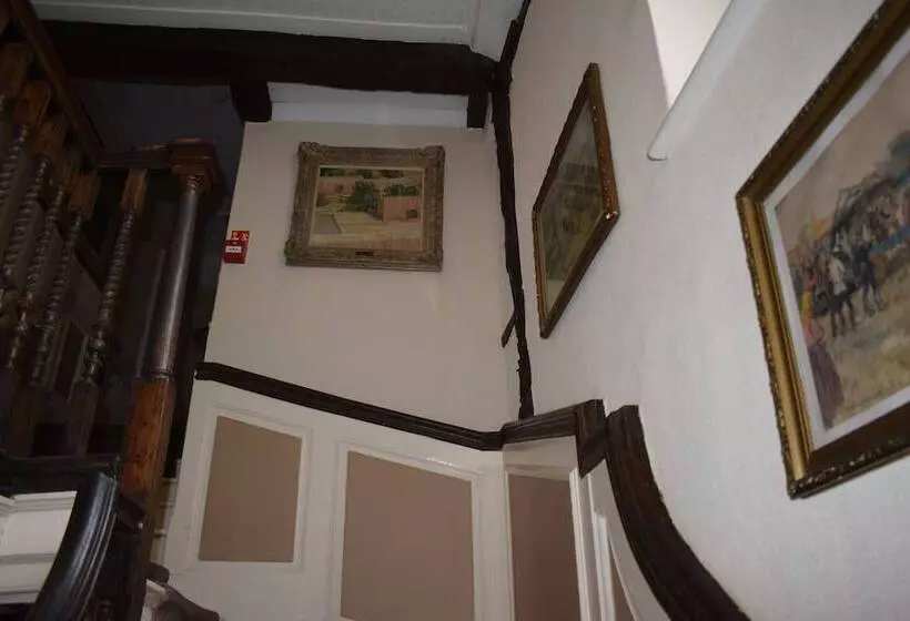 پانسیون Harmondsworth Hall