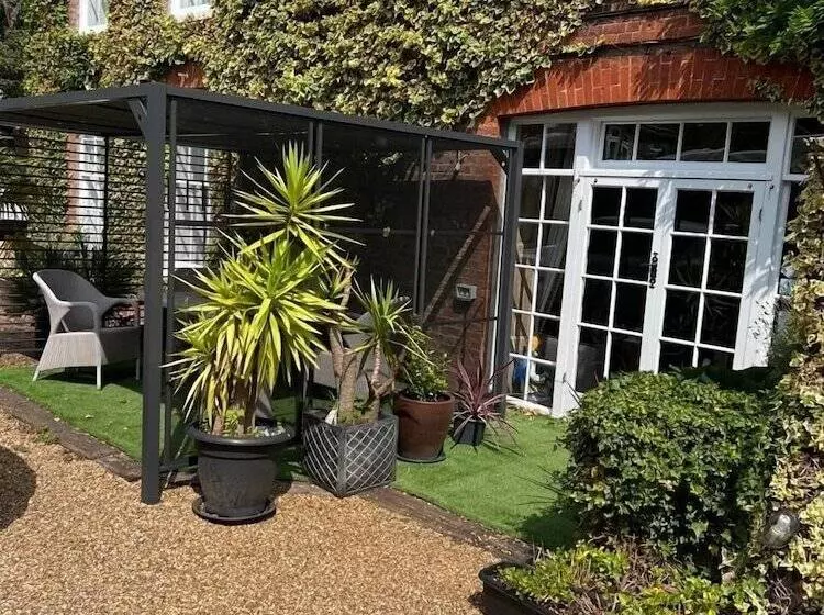 پانسیون Harmondsworth Hall