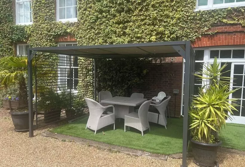 پانسیون Harmondsworth Hall