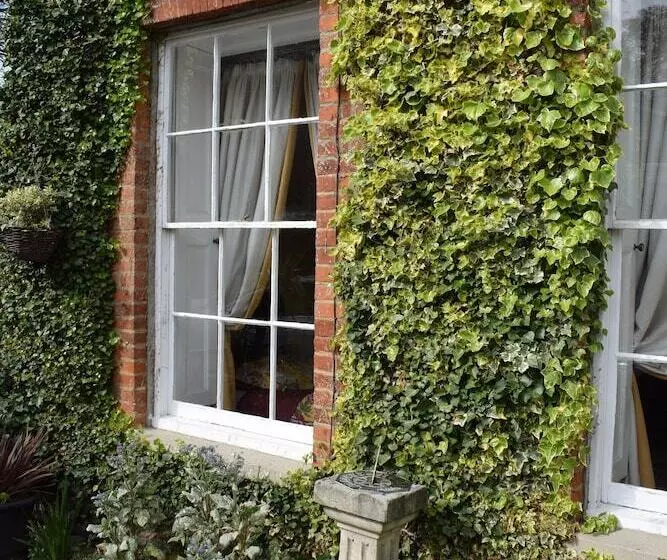 پانسیون Harmondsworth Hall