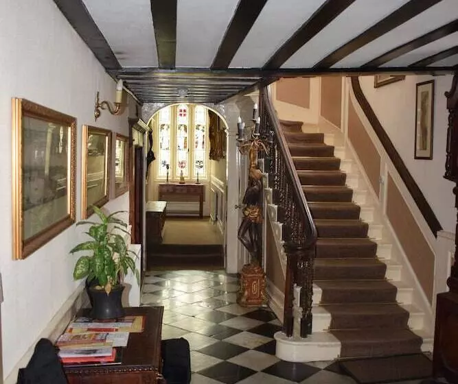 پانسیون Harmondsworth Hall