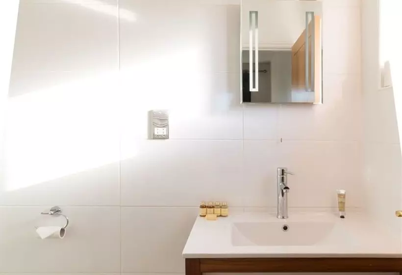 Three Horseshoes Inn