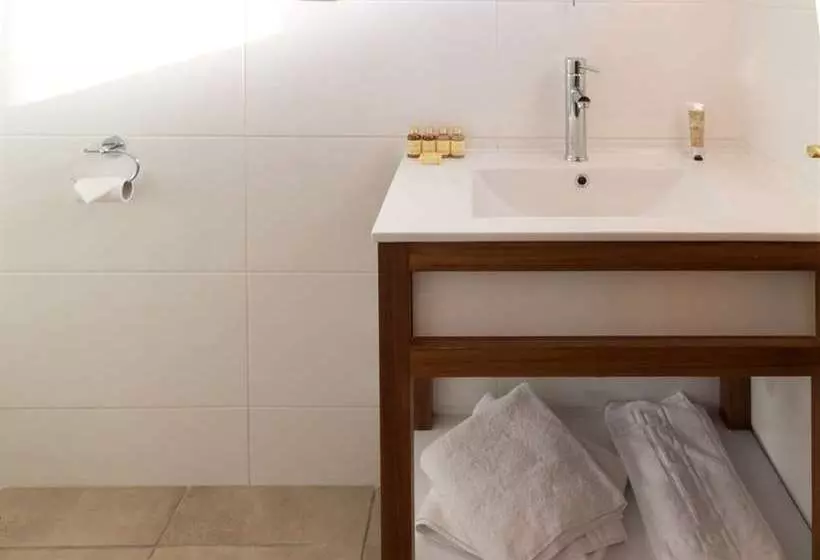 Three Horseshoes Inn