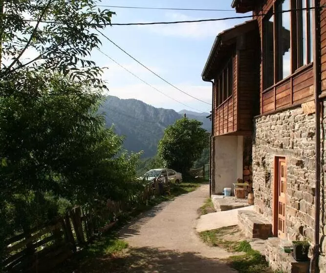 Albergue Les Xendes. Parque De Redes