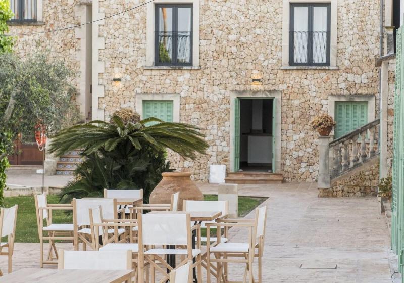 تختخواب و صبحانه Curolla Petit