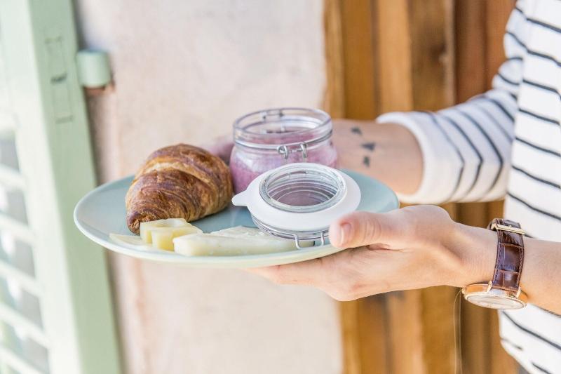 تختخواب و صبحانه Curolla Petit