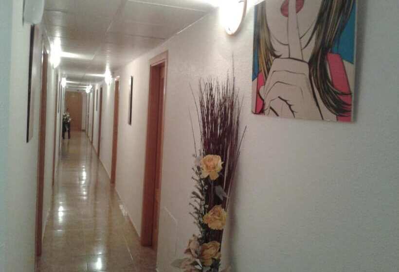 هتل Hostal Arneva Orihuela