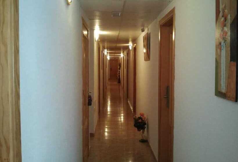 هتل Hostal Arneva Orihuela