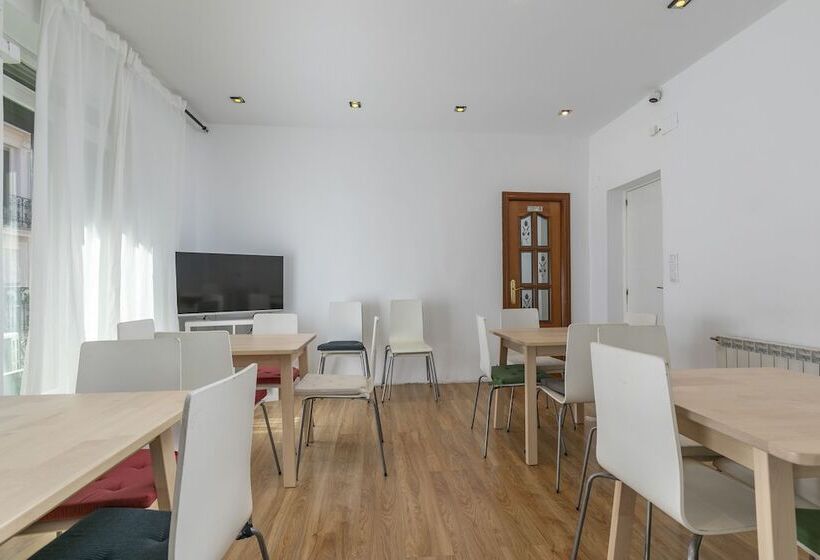 مسافرخانه H A San Mateo Suites