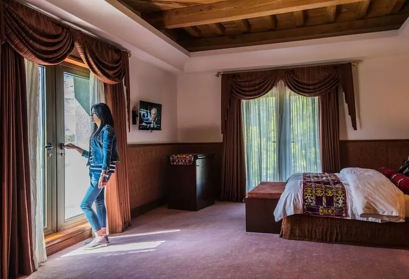 هتل Khorog Serena Inn