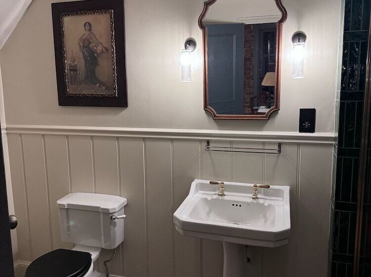 בית מלון כפרי The Leicester Arms Country Inn