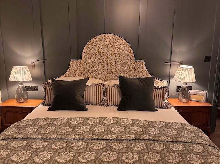 בית מלון כפרי The Leicester Arms Country Inn