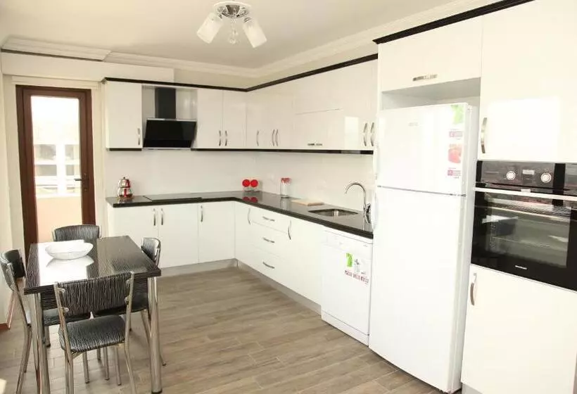 Royal Inn Seza Residence