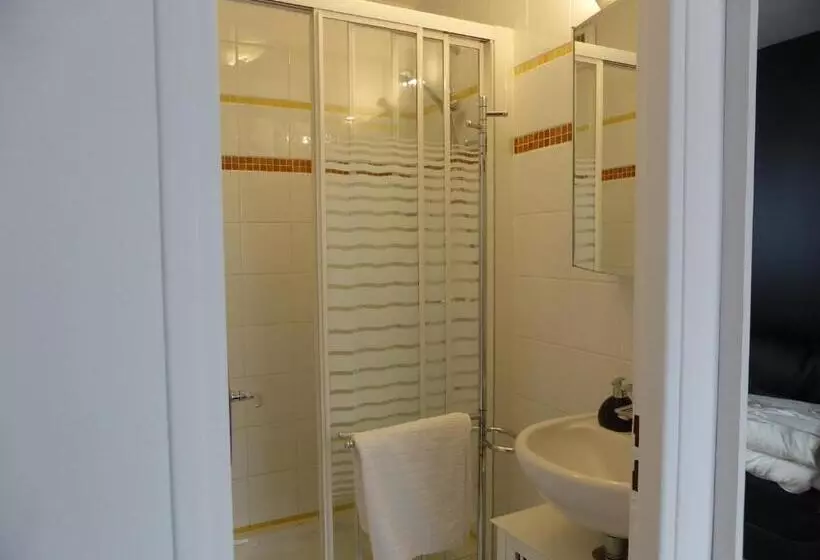 پانسیون Une Chambre à Neuilly Guest House