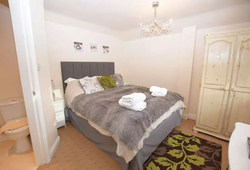 Little Rushbrook Cottages