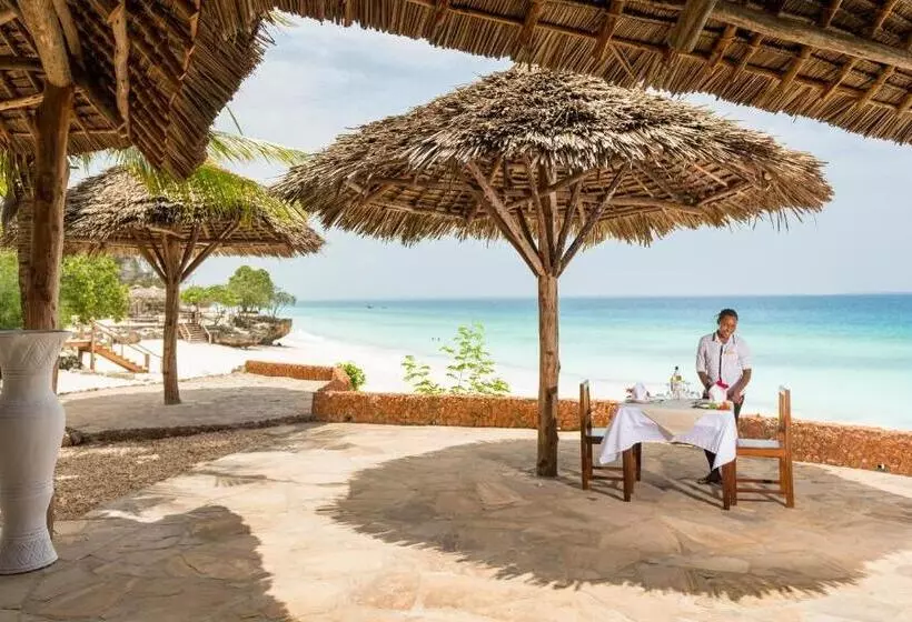 Lomakeskus Sandies Baobab Beach Zanzibar