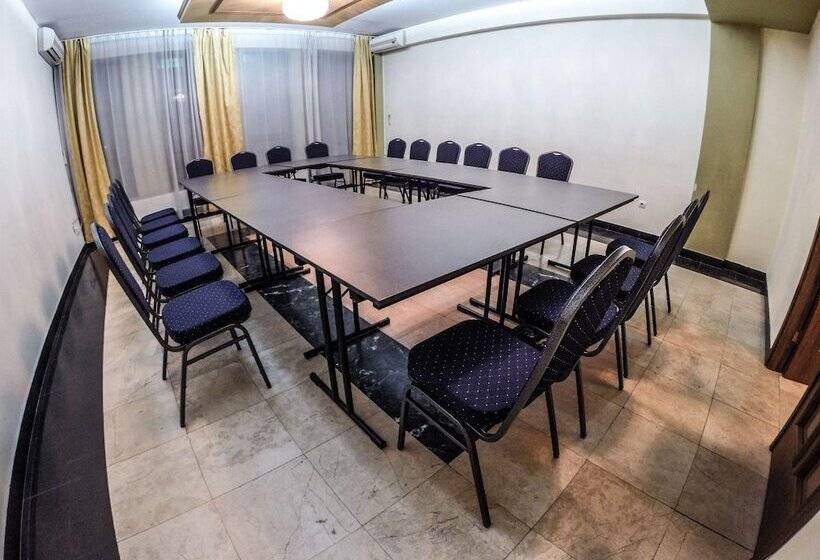 בית מלון כפרי Central