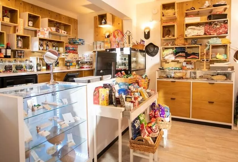 هتل Lazy Parrot Inn