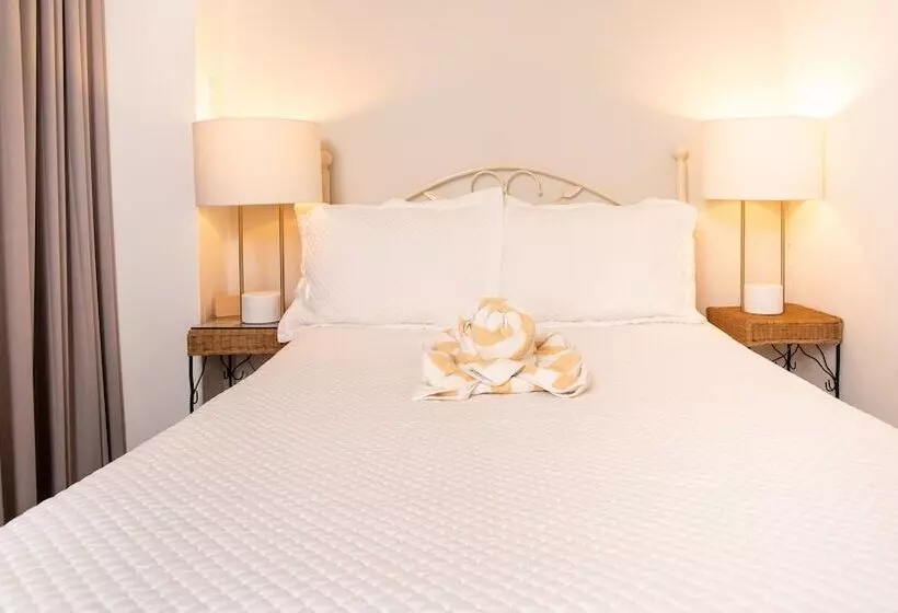 هتل Lazy Parrot Inn