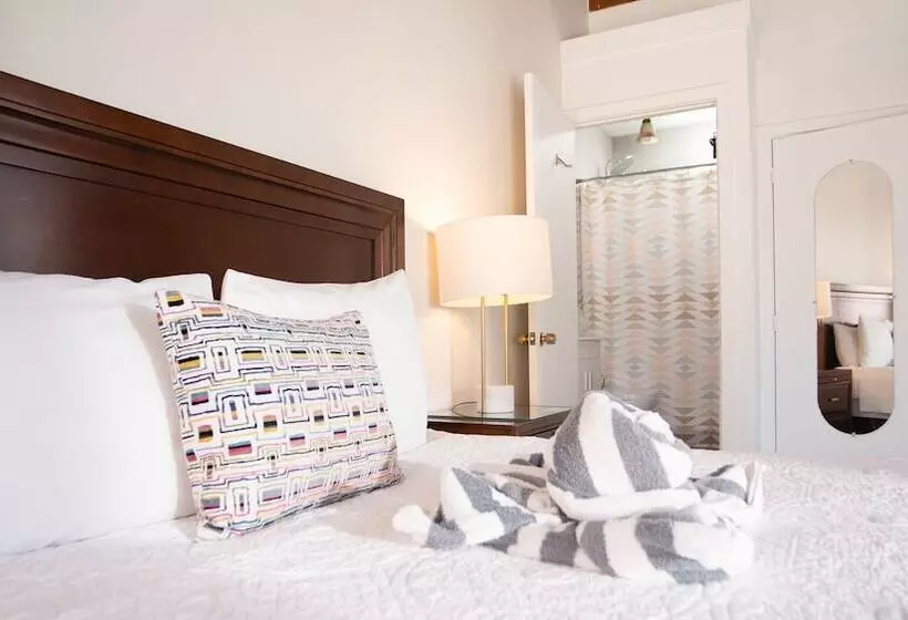 هتل Lazy Parrot Inn