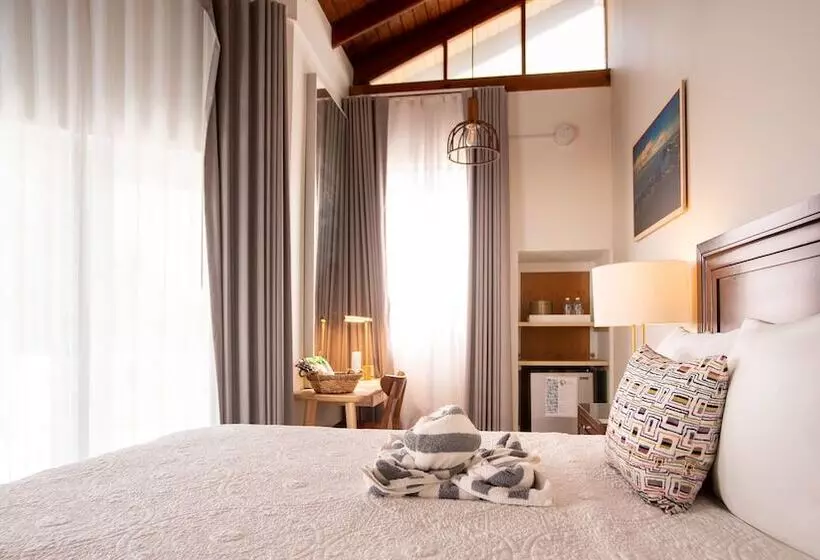 هتل Lazy Parrot Inn