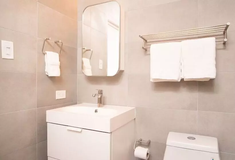 هتل Lazy Parrot Inn