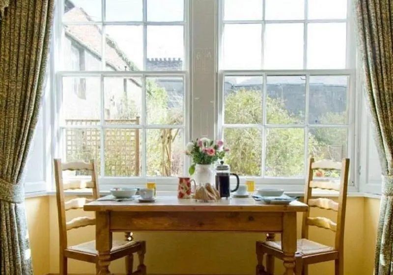 تختخواب و صبحانه The Old Priory Guesthouse