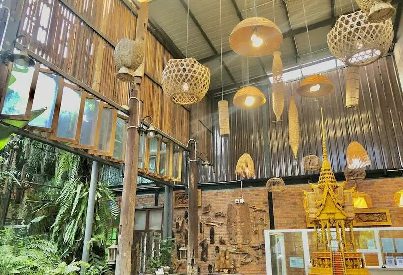 ホテル Hug Sakonnakhon