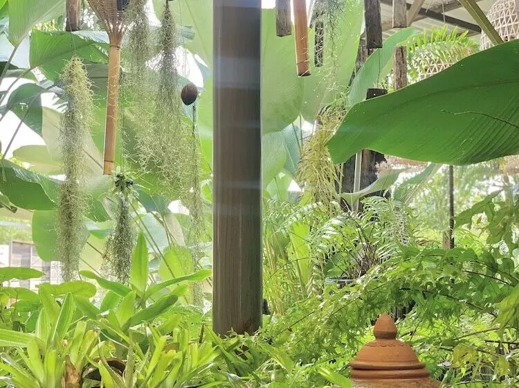 ホテル Hug Sakonnakhon