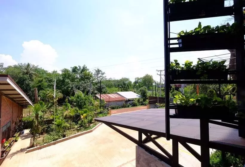 ホテル Hug Sakonnakhon