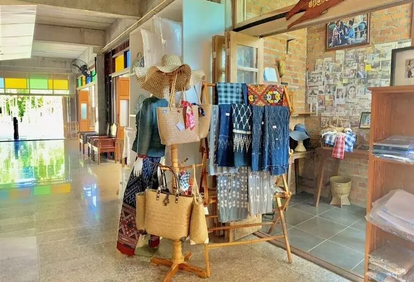 ホテル Hug Sakonnakhon