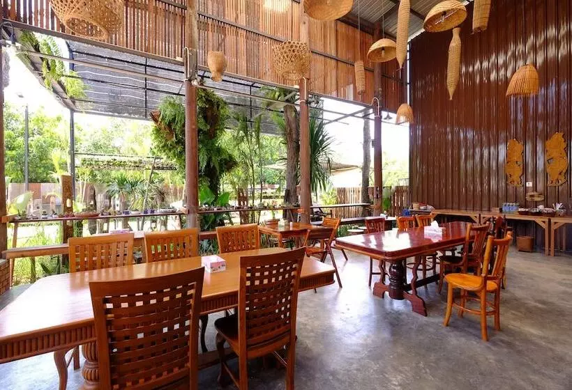 ホテル Hug Sakonnakhon