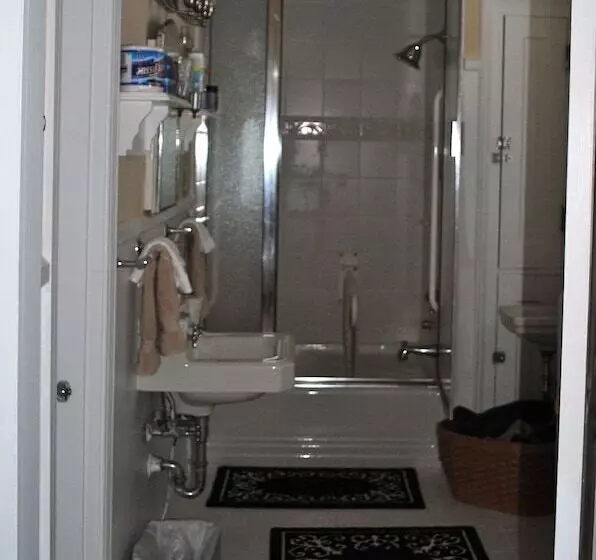 Aamiaismajoitus (B&B) Inn On Poplar Hill