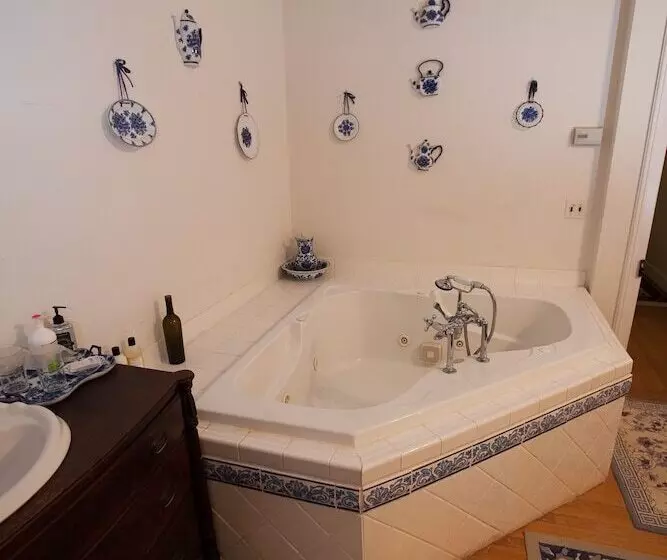 Aamiaismajoitus (B&B) Inn On Poplar Hill