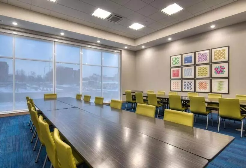 Hotelli Holiday Inn Express & Suites   Omaha Downtown   Airport, An Ihg