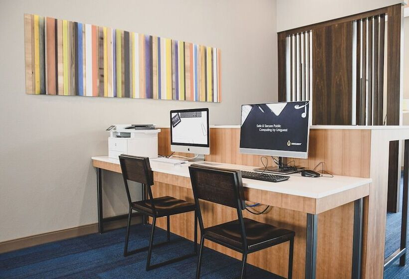 فندق Holiday Inn Express & Suites Omaha Downtown Airport, An Ihg