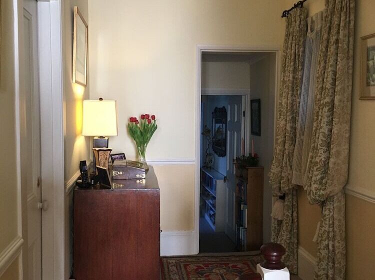 ペンション Gladstone Guesthouse