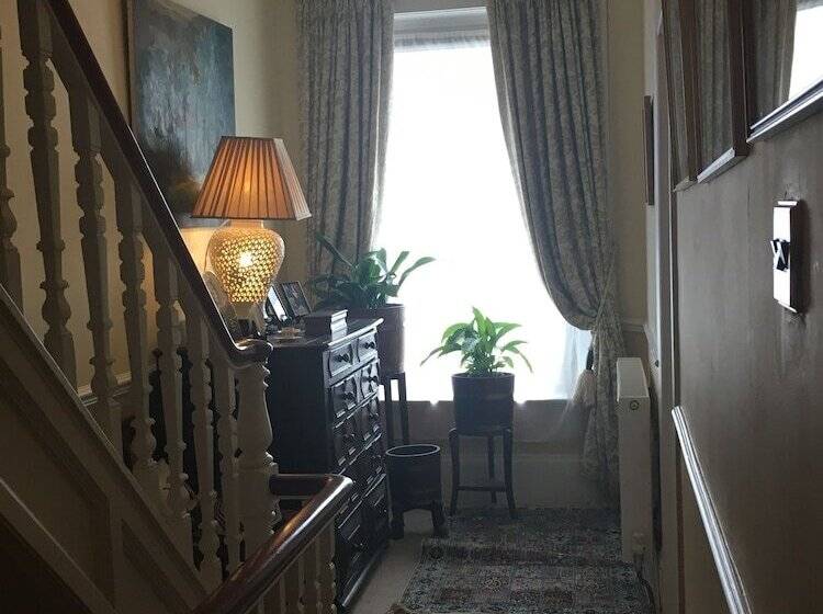 ペンション Gladstone Guesthouse