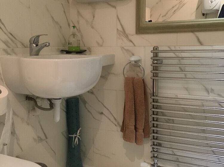 ペンション Gladstone Guesthouse