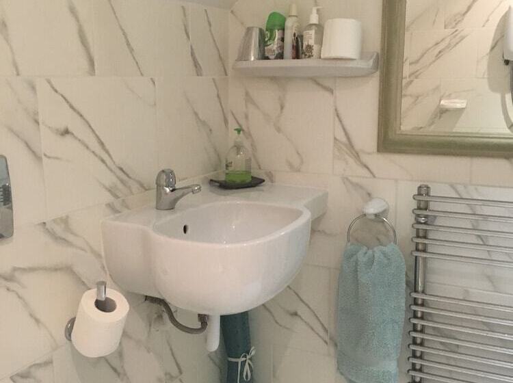 ペンション Gladstone Guesthouse