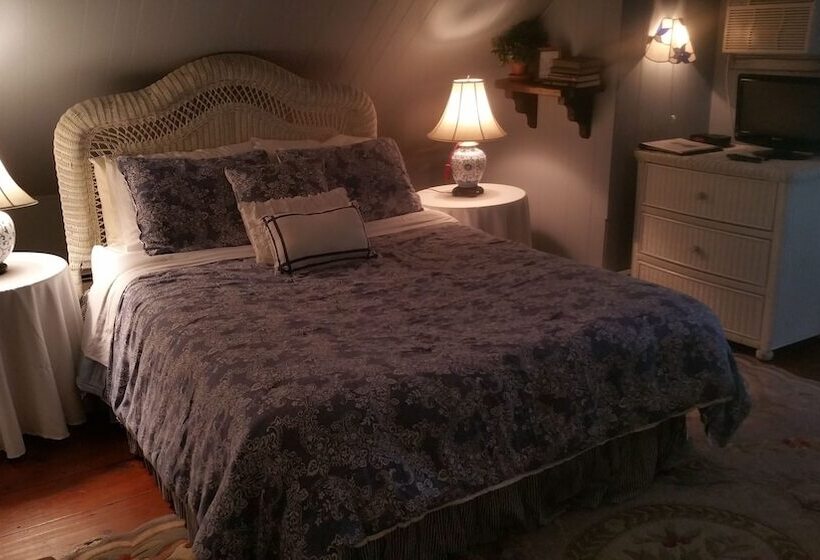 Pineapple Hill Inn Bed & Breakfast