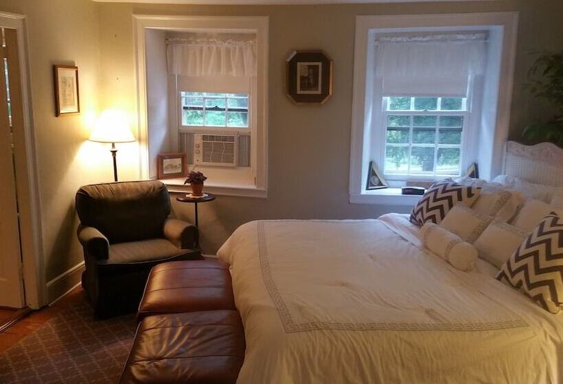 Pineapple Hill Inn Bed & Breakfast