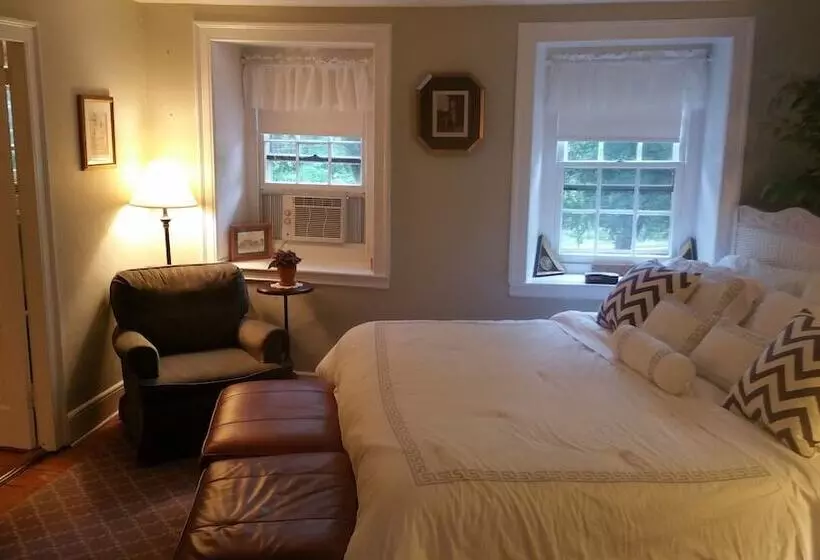 Pineapple Hill Inn Bed & Breakfast