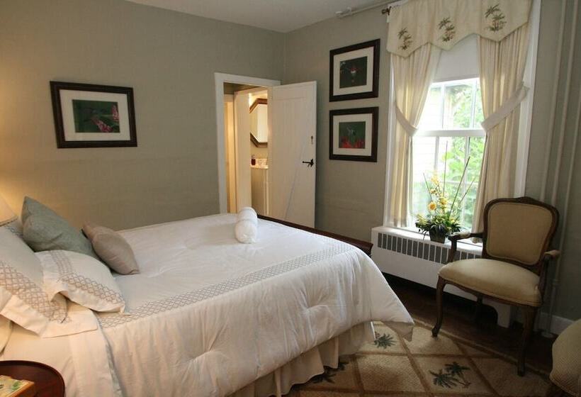 Pineapple Hill Inn Bed & Breakfast