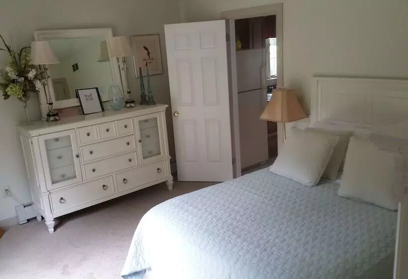 Pineapple Hill Inn Bed & Breakfast