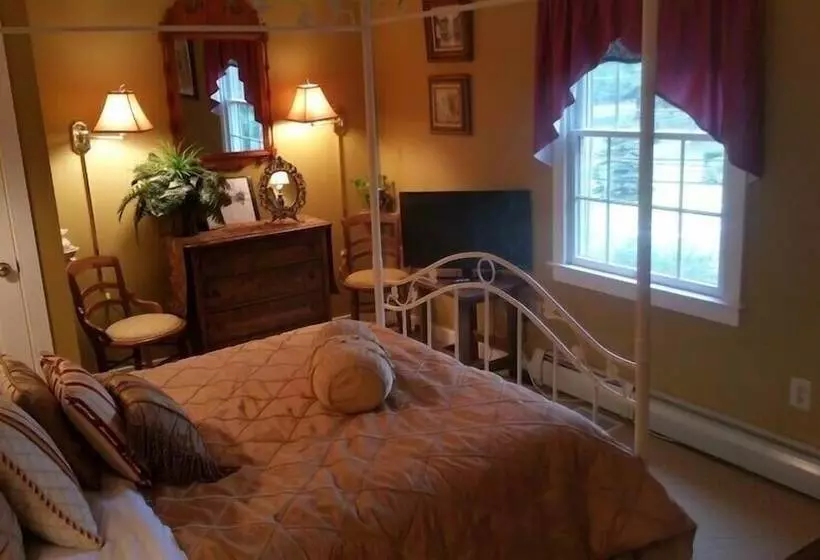 Pineapple Hill Inn Bed & Breakfast